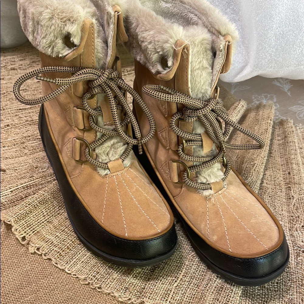 JBU Tan and Black Winter Boots with Fur Lining